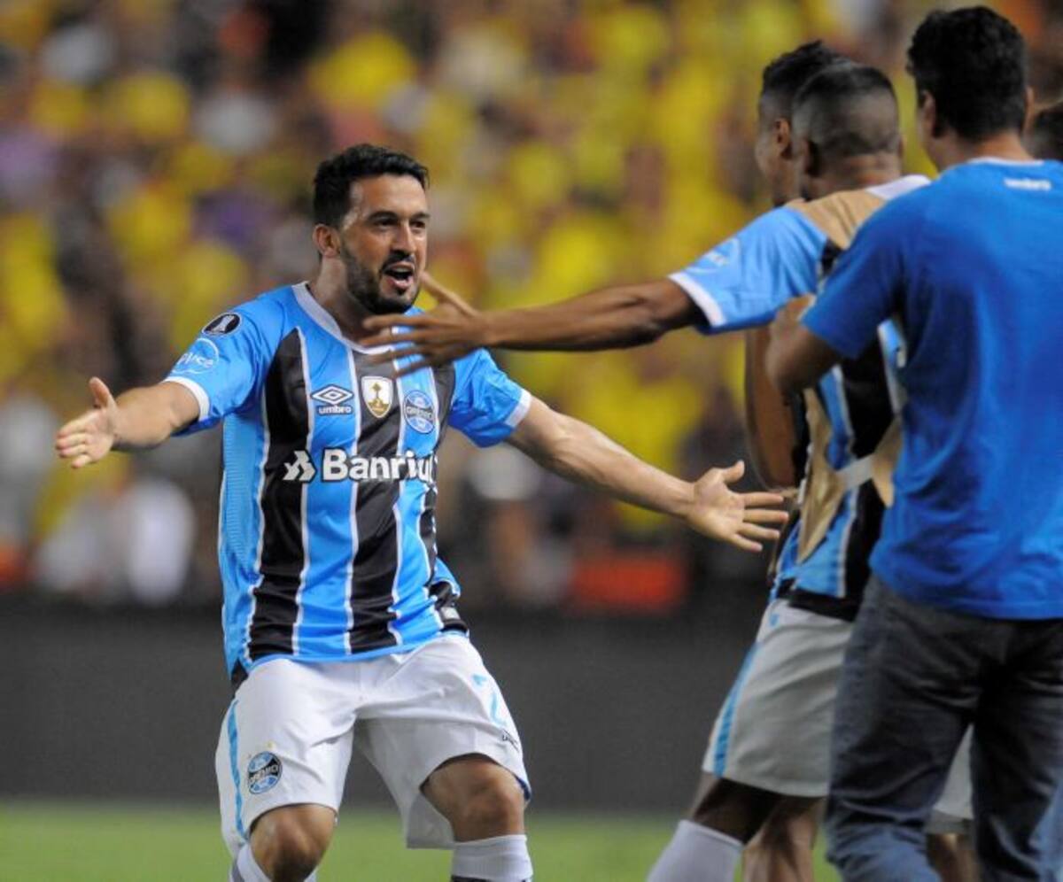 El tecnico de Gremio, Renato Gaúcho (c), celebra un gol ante el Barcelona. EFE