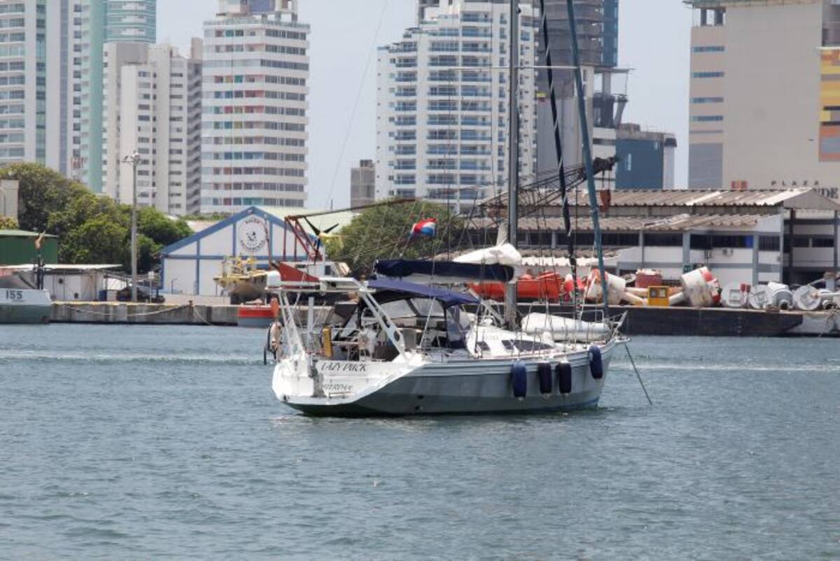 El velero de los holandeses, de nombre Lazy Duck, sigue fondeado en la bahía de Cartagena, custodiado por la Armada. EL UNIVERSAL