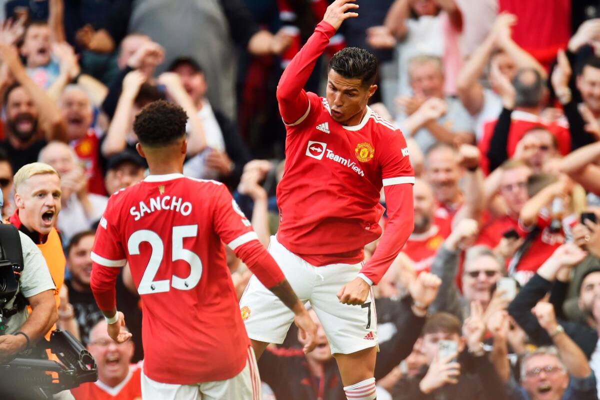 Cristiano celebra su redebut en el United con doblete y el liderato
