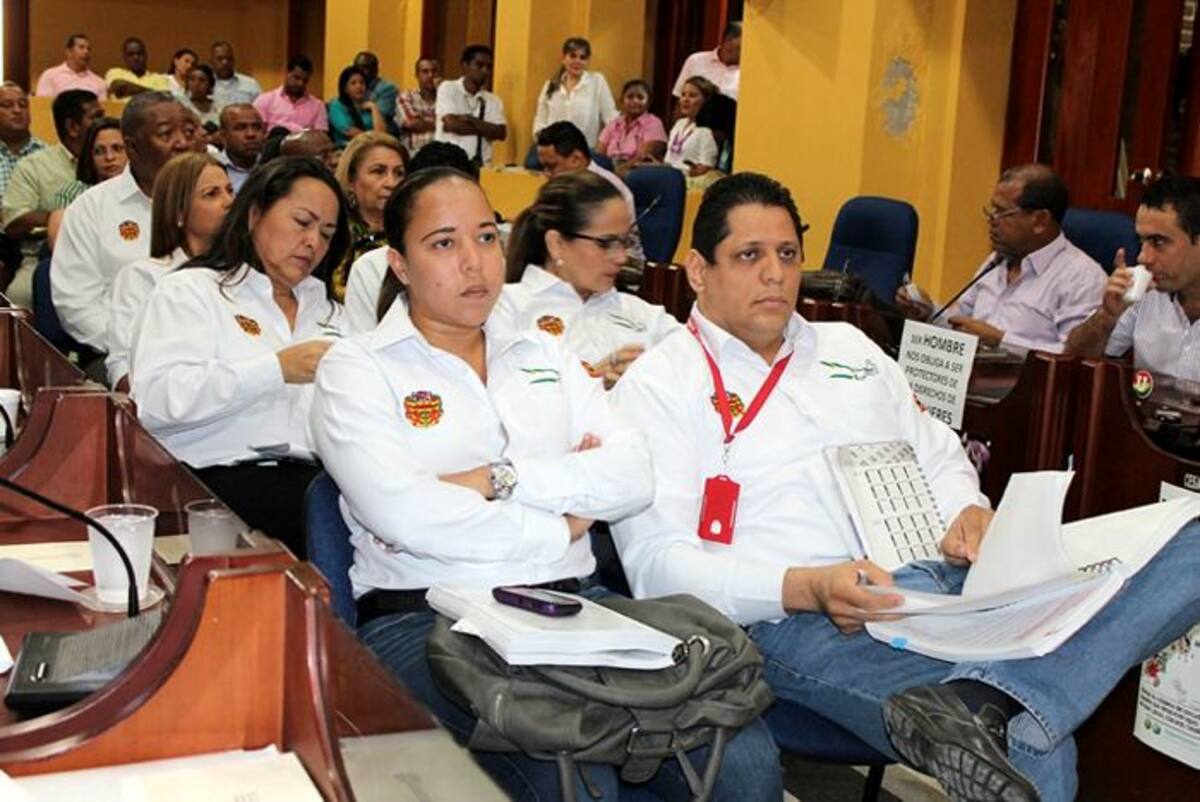 Funcionarios del distrito visten camisas con el escudo colonial. El alcalde Dionisio Vélez ordenó el escudo colonial de Cartagena, el de los leones, en uniformes, impresos y todo tipo de material de la Alcaldía. Archivo.