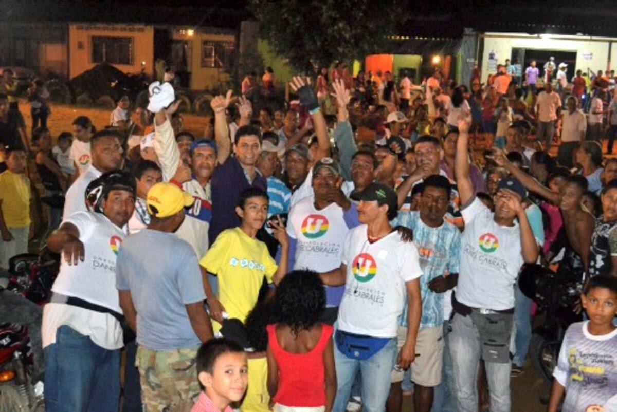 El aspirante Daniel Cabrales reunido con motociclistas de Montería.