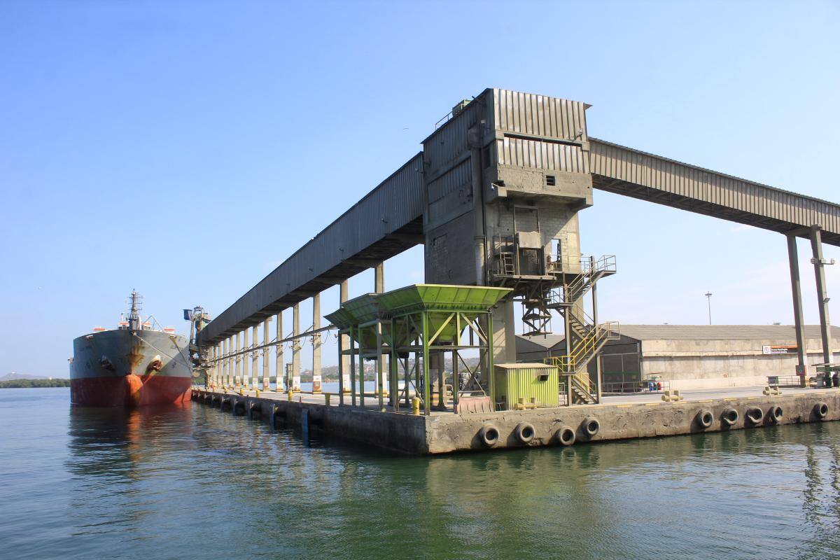 Antiguo terminal de Argos, a orillas de la bahía de Cartagena. // JULIO CASTAÑO BELTRÁN - EL UNIVERSAL