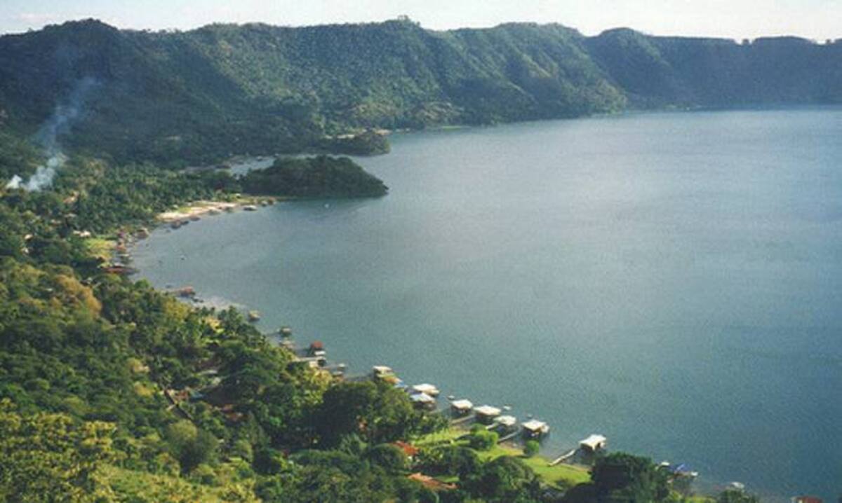 El lago Coatepeque en El Salvador es de origen volcánico y está ubicado en el occidental departamento de Santa Ana. web
