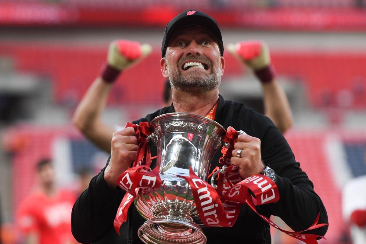 ¡En Europa también pasa! Klopp es agredido por un objeto lanzado a su bus