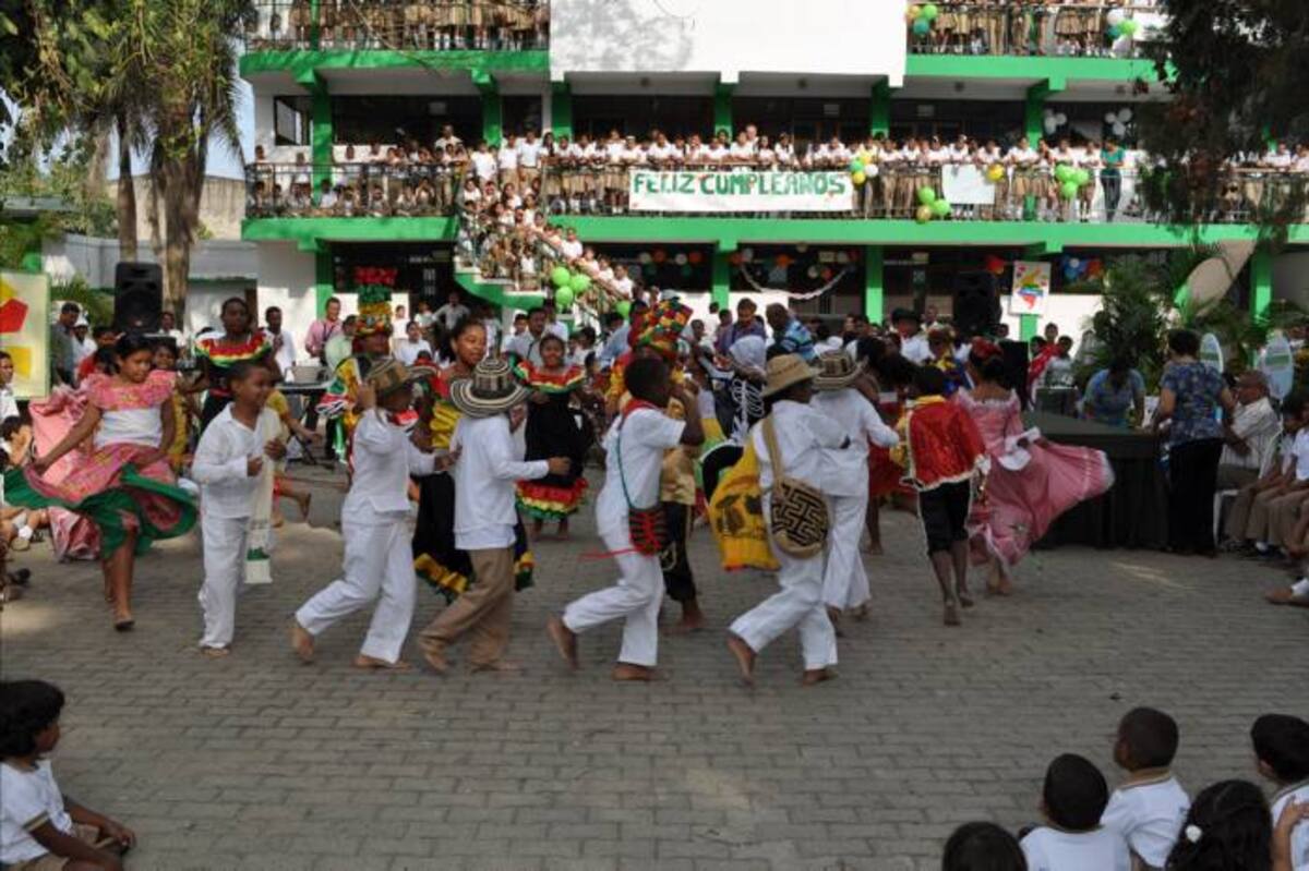 Con una arbolada musical los estudiantes, profesores y personal administrativo celebraron el 13 de febrero los 30 aniversarios de la Institución Educativa Comfamiliar.
