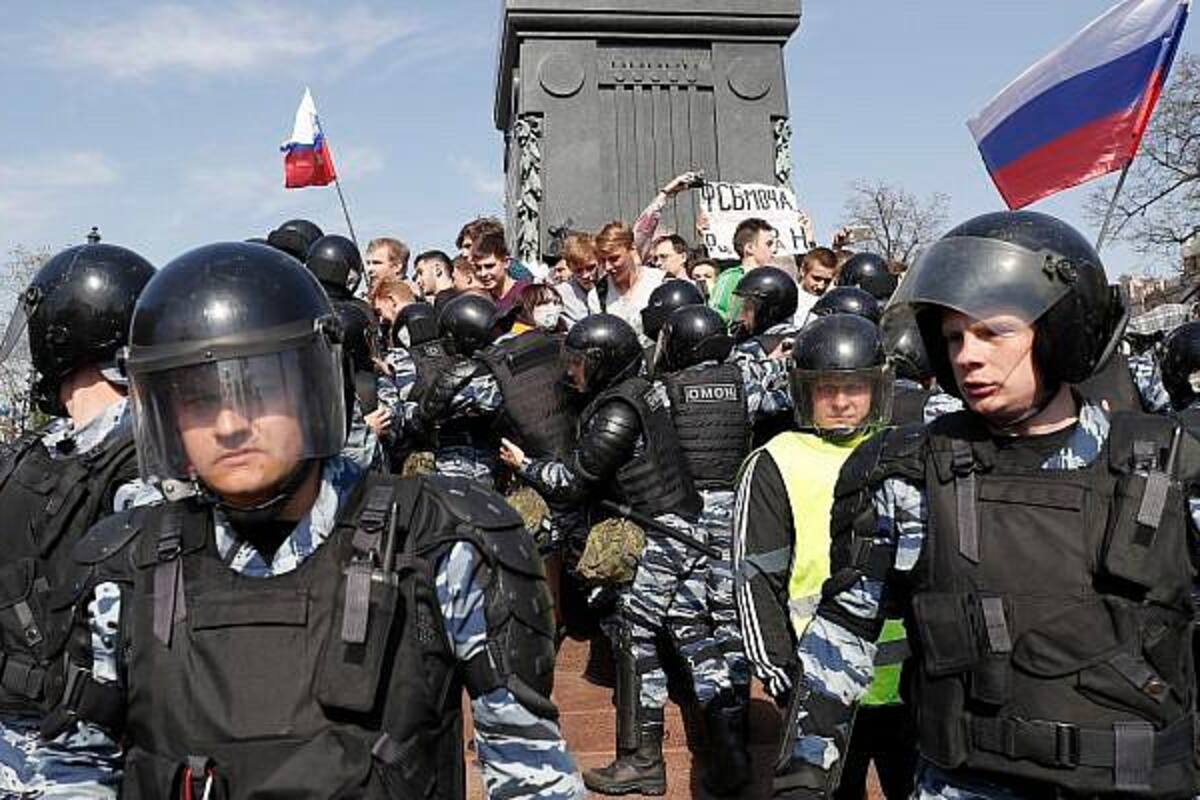 Rusia arresta a tres periodistas en protesta en el Ministerio de Justicia