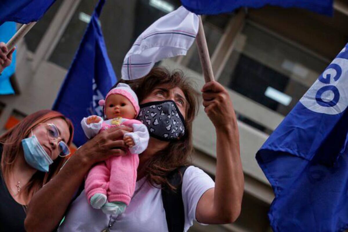 Voces a favor y en contra tras la despenalización del aborto en Colombia
