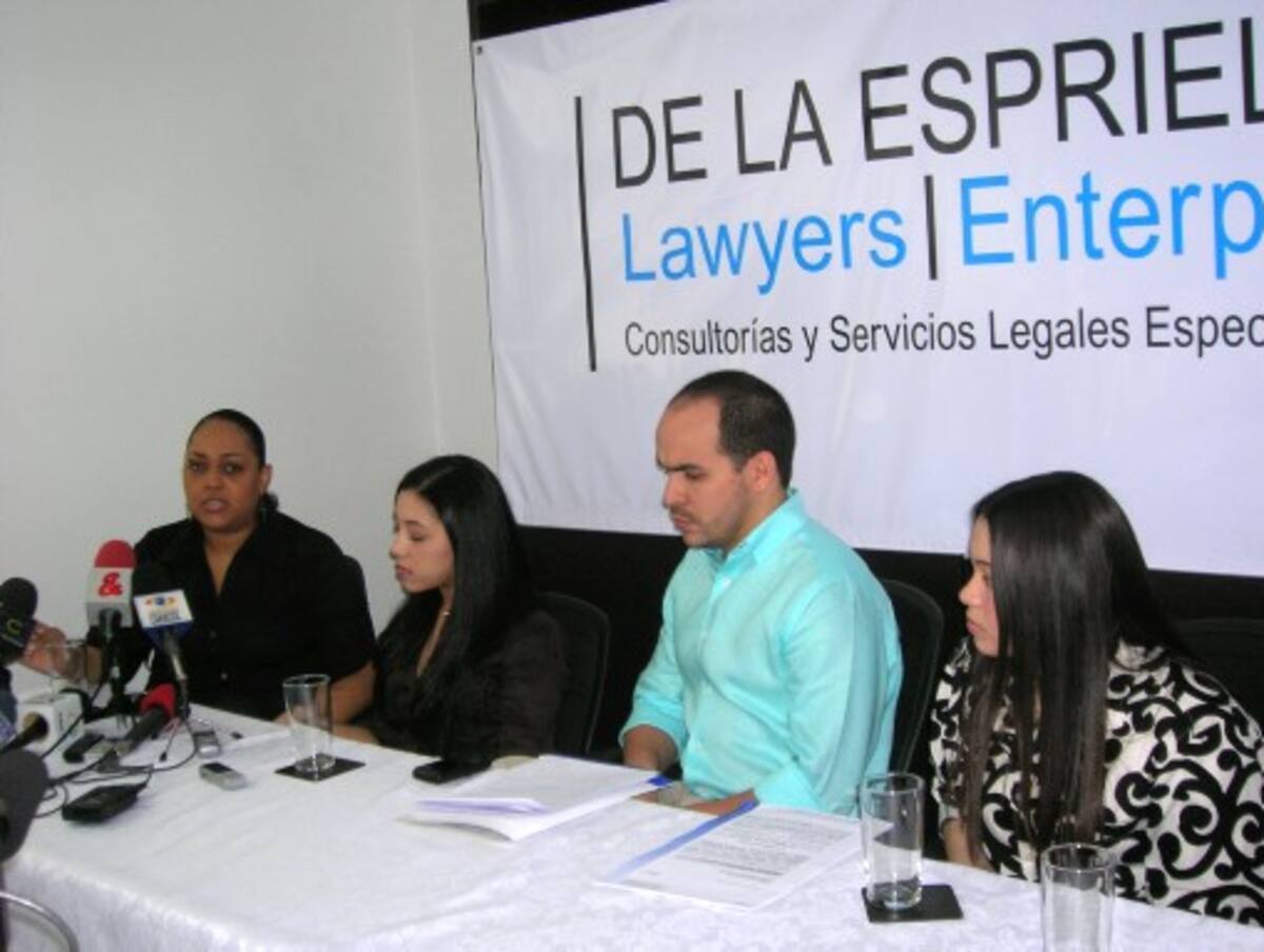 Adela Arroyo, Nayalive Arroyo, Abelardo de la Espriella, y Eykol Arroyo.