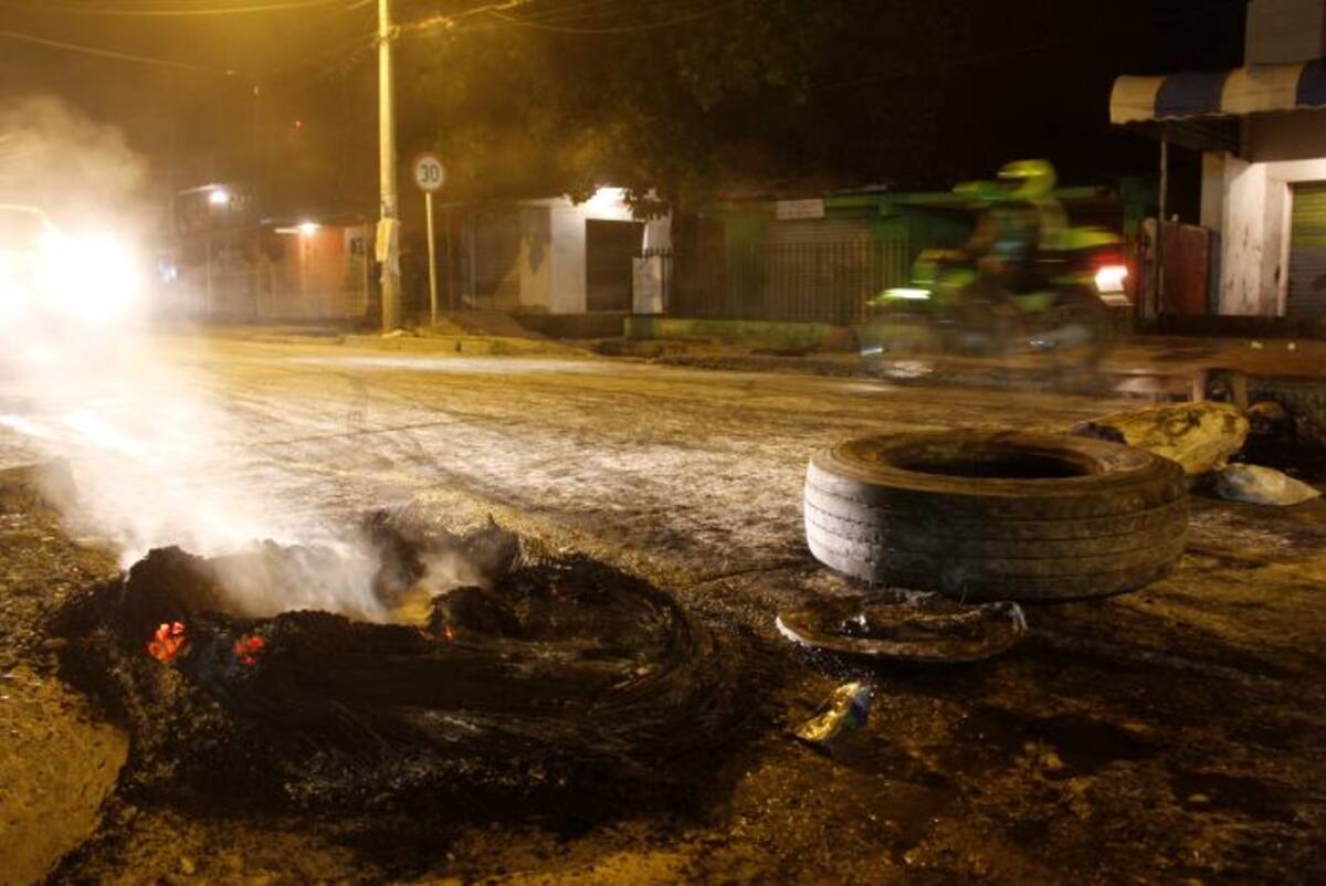 El 18 de septiembre pasado, la comunidad de Olaya volvió a bloquear la Avenida Pedro de Heredia por la suspensión del servicio de energía. //ARCHIVO - EL UNIVERSAL