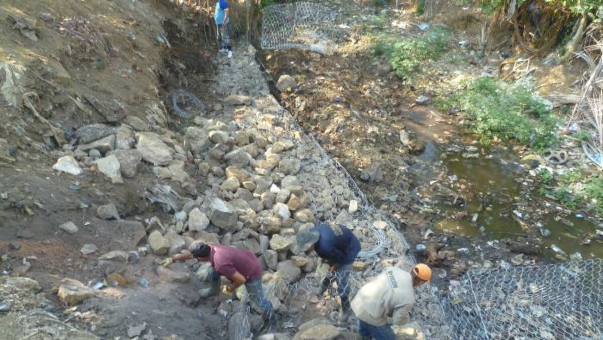 Los trabajos para evitar las inundaciones y deslizamientos los realiza la Alcaldía de San Jacinto y Cardique. Lila Leyva/ El Universal