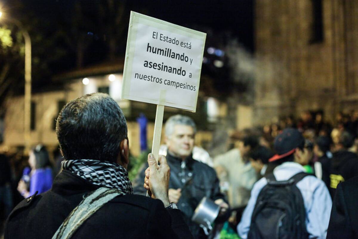 Letreros como este se divisaban en el encuentro. COLPRENSA