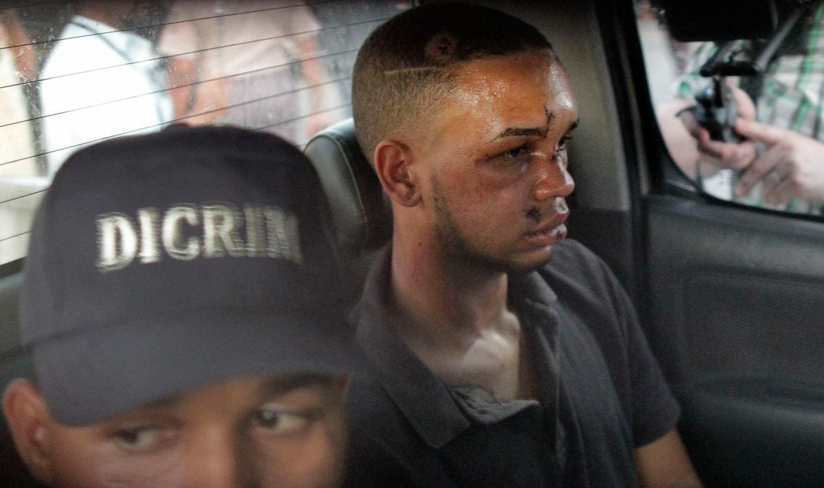 Eddy Vladimir Féliz Garcia, en custodia en relación con el asesinato del ex bateador de los Medias Rojas de Boston, David Ortiz, es trasladado por la policía a la corte en Santo Domingo, República Dominicana.
