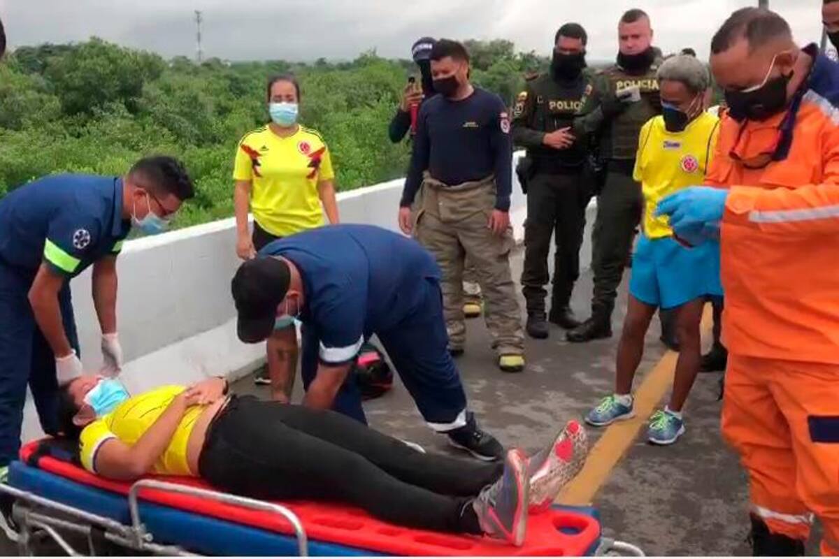 Vehículo golpea a varios deportistas en viaducto y una mujer cae a la ciénaga