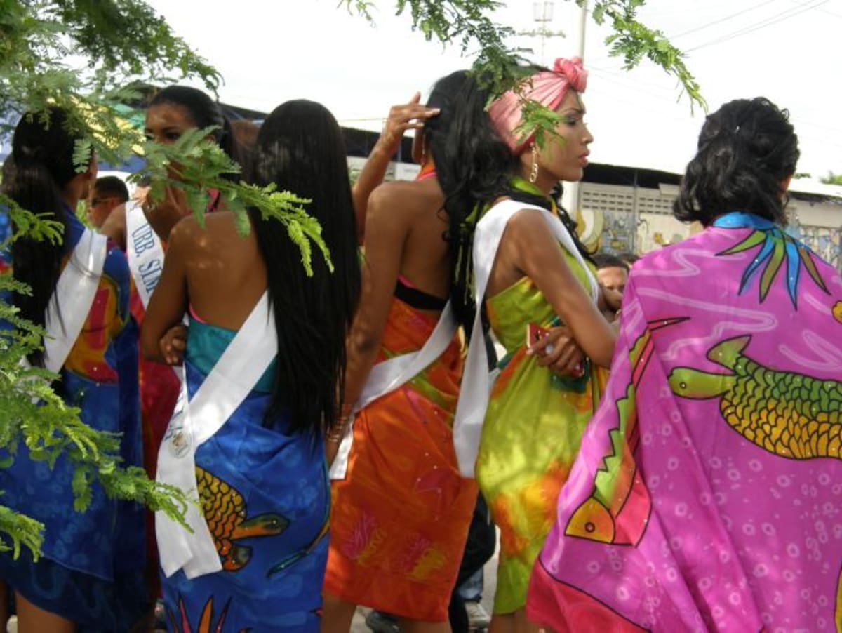 Este fue el panorama, casi una hora después, que se observaba en el embarcadero real, en la Laguna de San Lázaro…; Siete candidatas no solo llegaron retrasadas, sino que el IPCC se había llevado sus lanchas…; ¿De quién fue la culpa…;? Después se las llevaron en dos lanchas…; apiñadas y a millón…; ¡Mala cosa…;!
