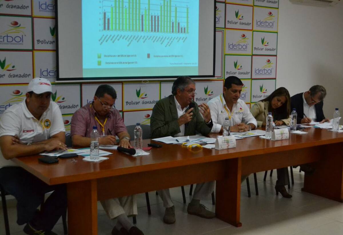 Gustavo Buendia, director del Ider; Javier Ramírez Piñeres, asesor jurídico de la Alcaldía; Andrés Botero, director de Coldeportes; Dumek Turbay, gerente de Iderbol y Perla Esther Álvarez y Luis Carlos Buitrago, funcionarios de Coldeportes. CORTESÍA