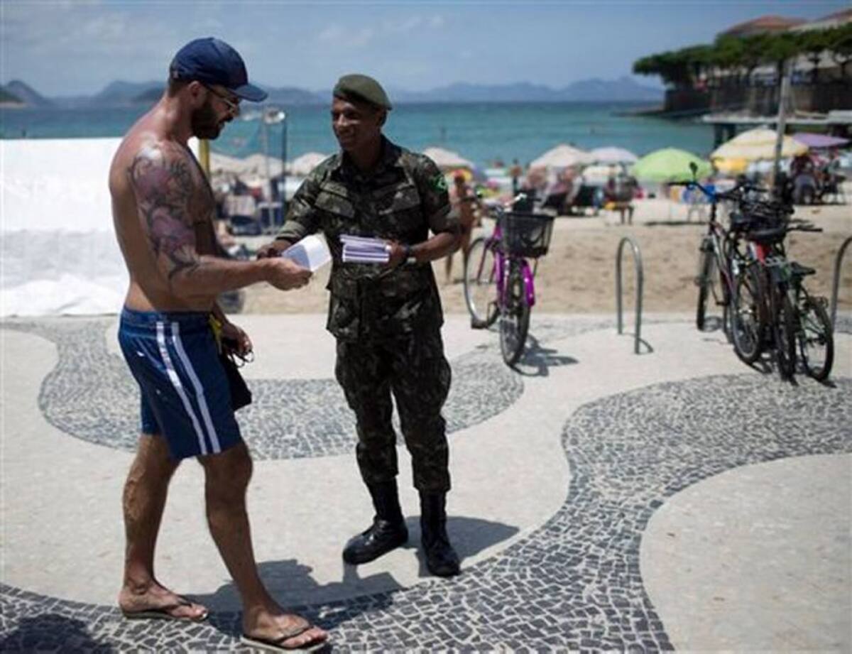 Un soldado distribuye información sobre el virus del zika en la playa de Copacabana, en Río de Janeiro. AP