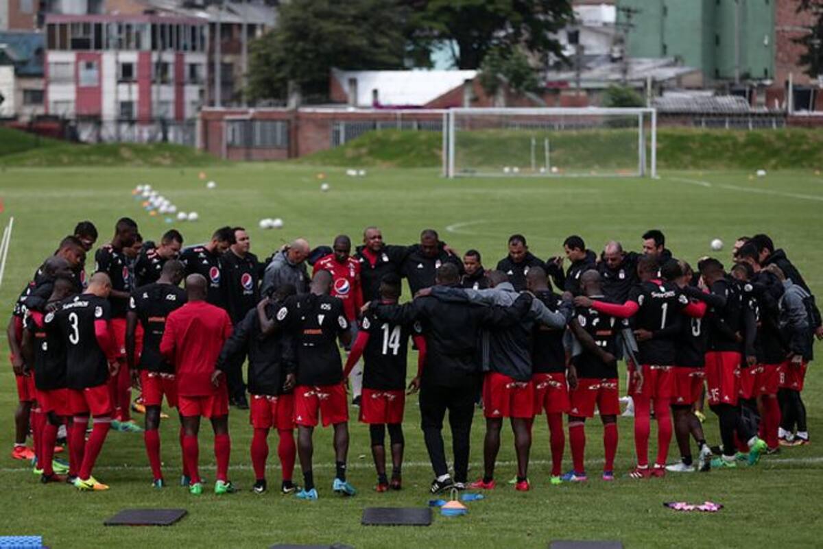 América realizó su primer entrenamiento en la cancha de El Campincito, justo al lado de estadio Nemesio Camacho ‘El Campín’, donde se disputará el torneo amistoso. Colprensa.