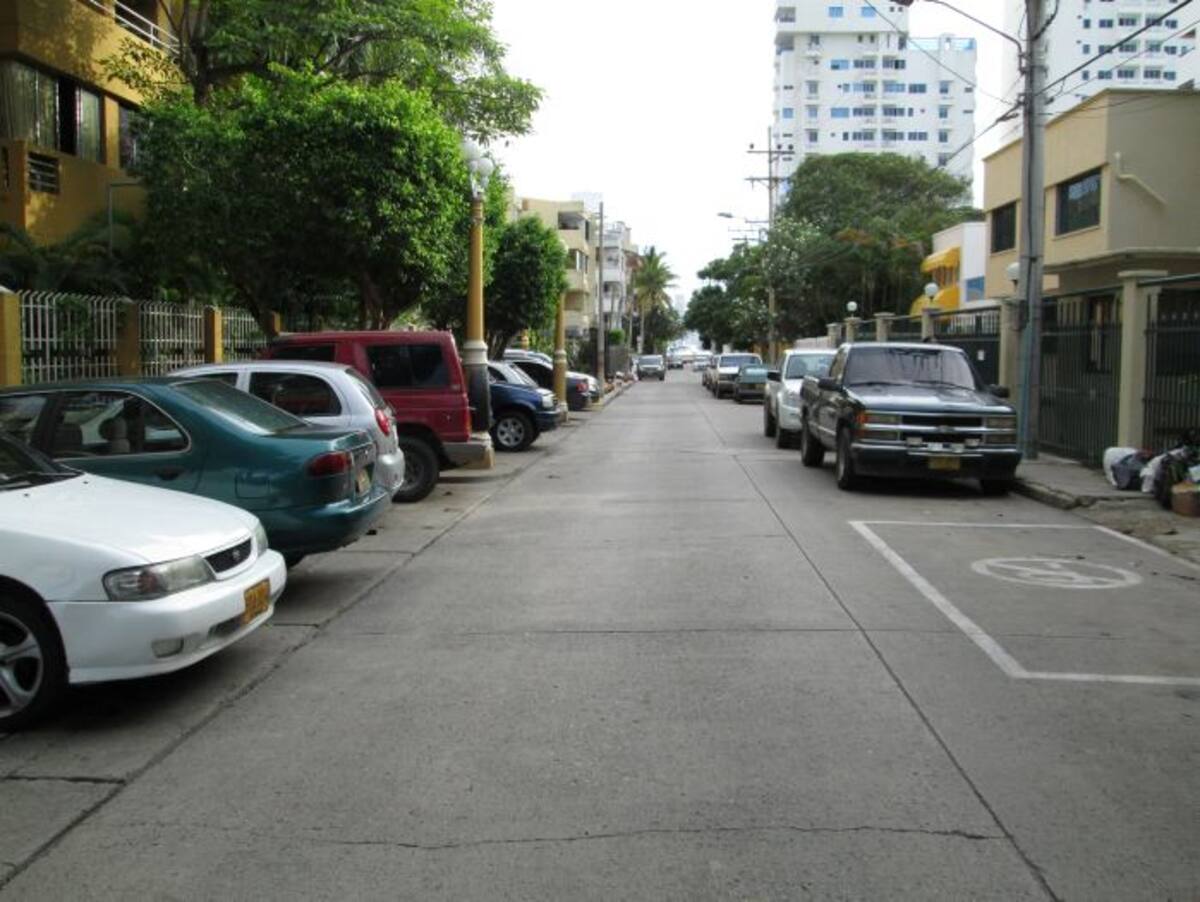 Callejón Santa Clara: al lado izquierdo el Edificio Portal de Manga, y sus vehículos posesionados por completo del andén. PEDRO TORRES, GENTE BAHÍA – EL UNIVERSAL
