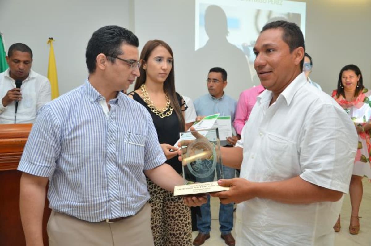 Manuel Santiago Pérez, reportero gráfico de El Universal recibe el premio de Periodismo Mariscal Sucre, de manos del gobernador (e) Alberto Iriarte. CORTESÍA