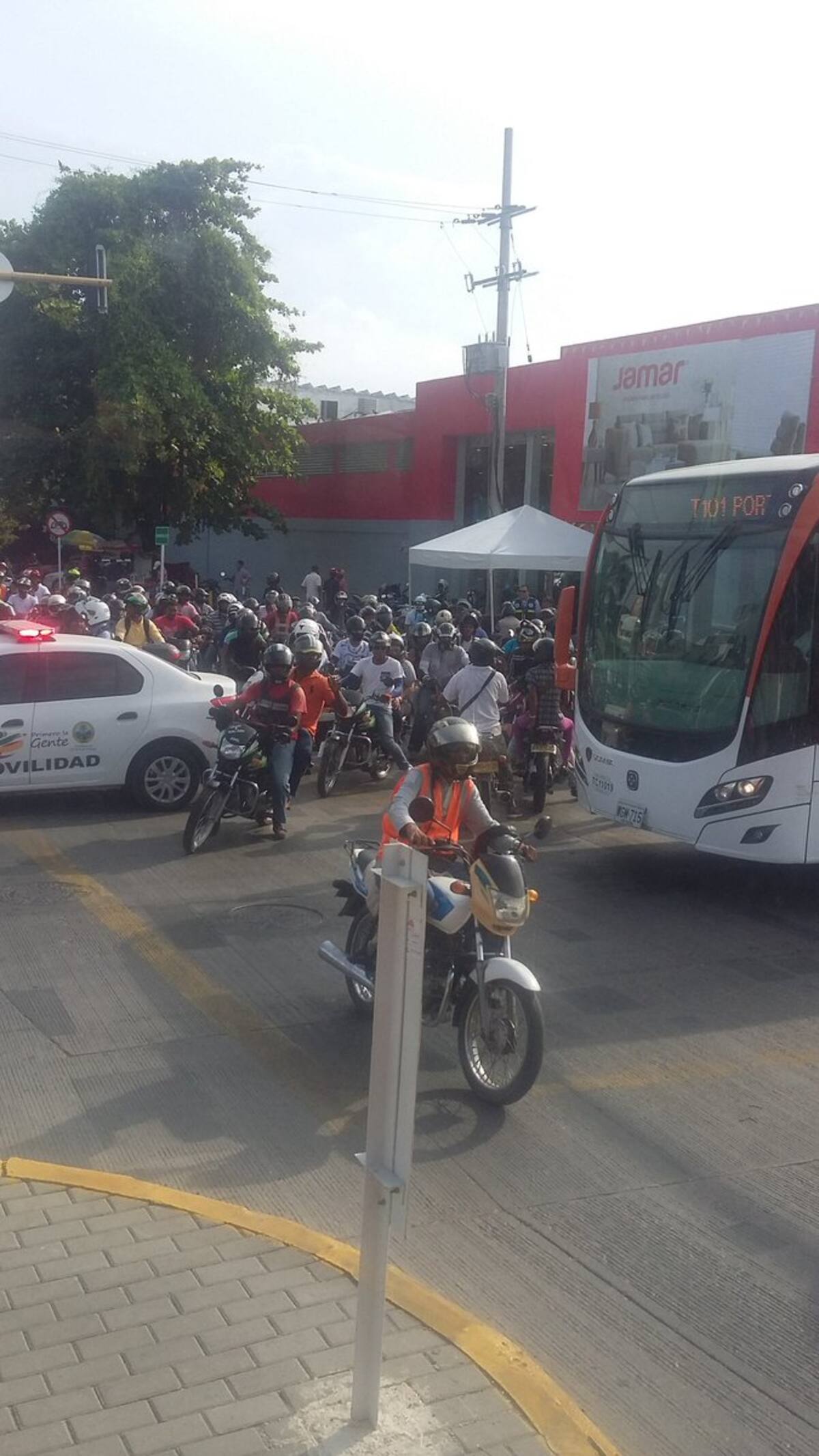 Trancón a la altura de los Cuatro Vientos por el paso de la marcha a eso de las 8 de la mañana. CORTESÍA