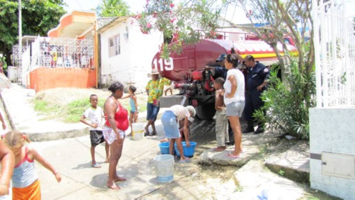 El Cuerpo de Bomberos de Cartagena ha llevado agua a las familias que no han podido salir de sus casas. ANIBAL THERAN TOM - EL UNIVERSAL