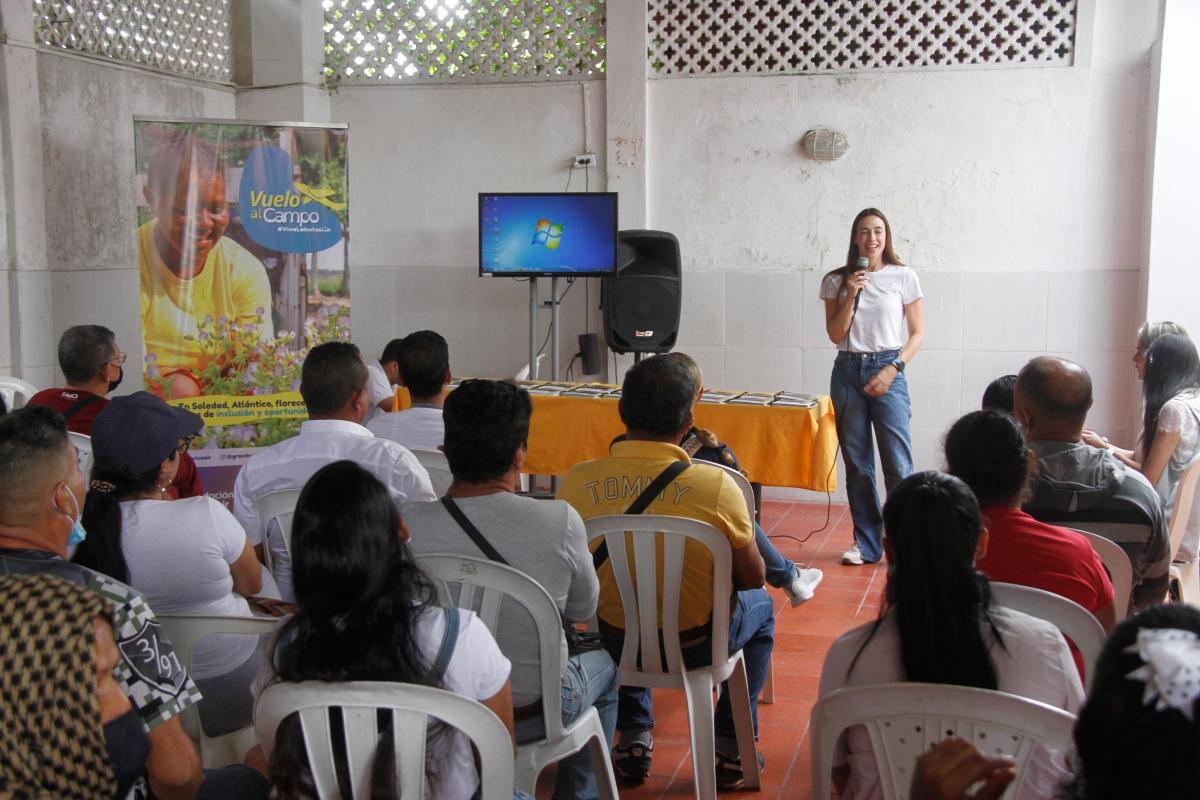 Inducción de la directora de Granitos de Paz, Martha Mogollón, a las nuevas familias beneficiadas del programa.