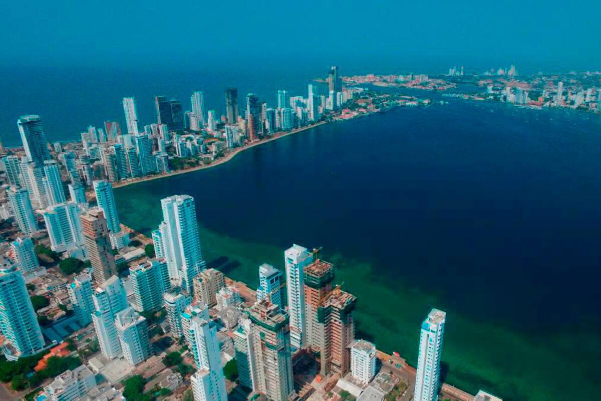 Se pone en marcha artefacto naval que limpiaría el agua de la bahía de Cartagena