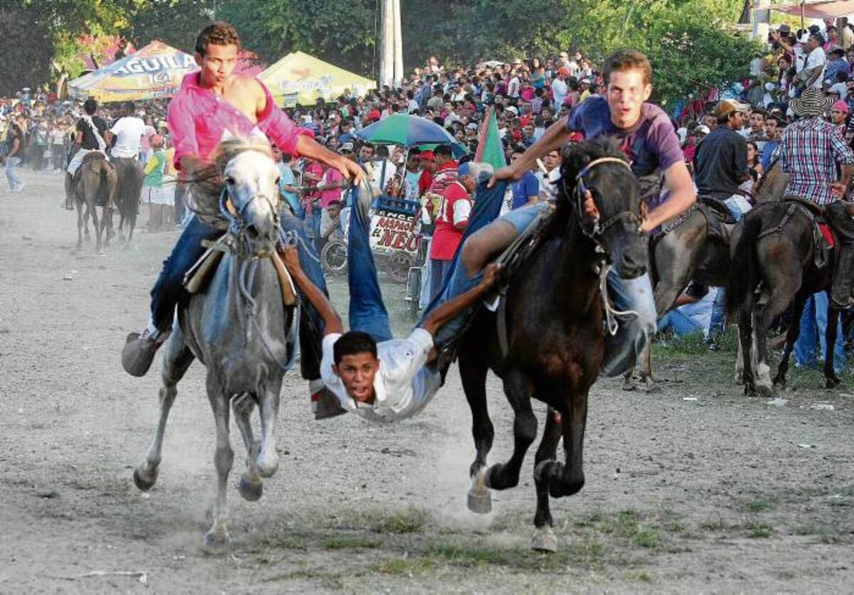 Las nuevas generaciones siguen la tradición de las carreras a caballo, mostrando toda su adrenalina en las piruetas que realizan.