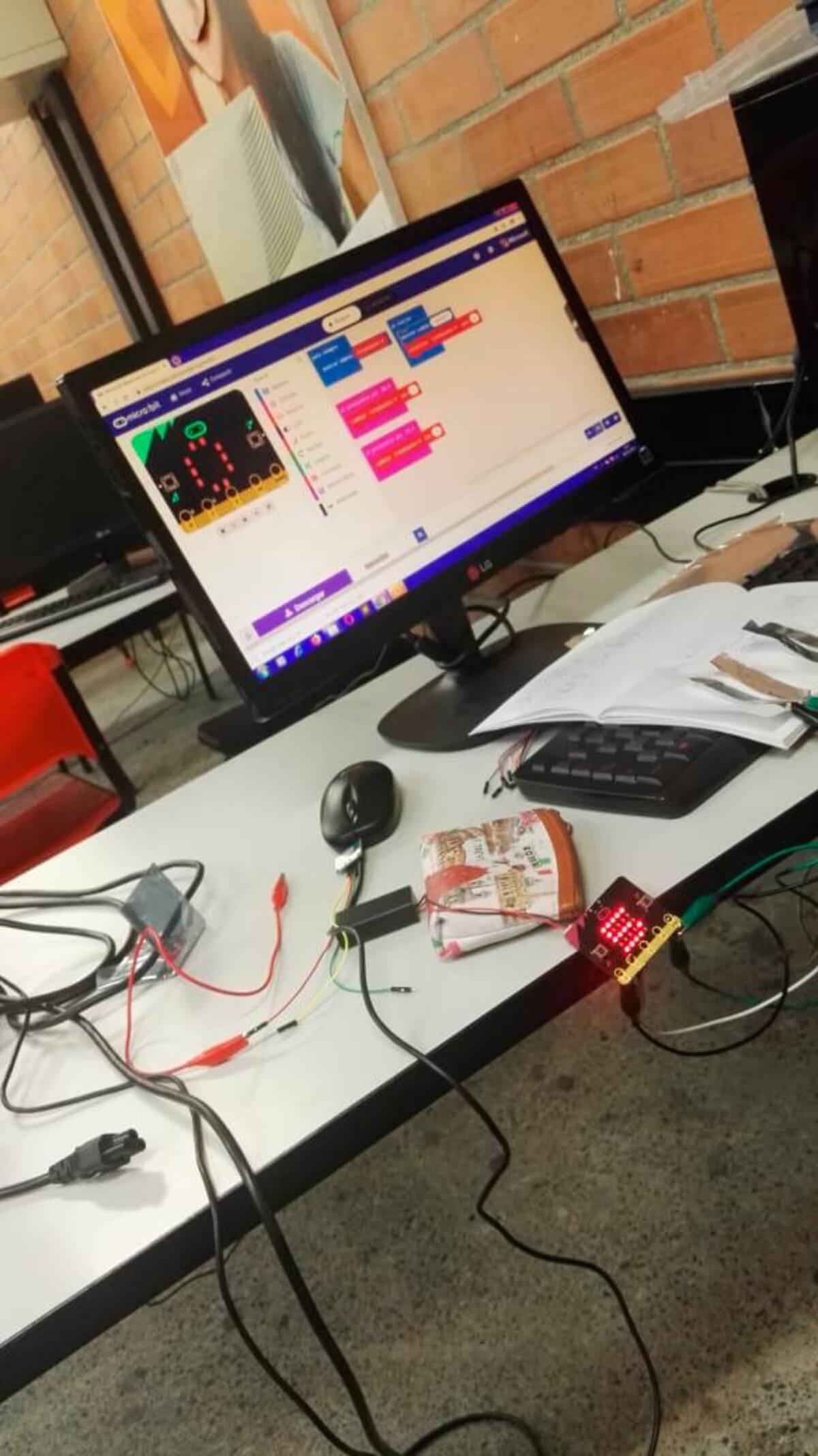 Microcomputadora en formato de tarjeta llamada micro:bit // Colprensa