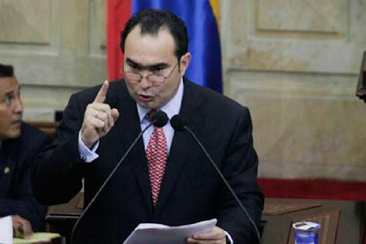 ¿Qué motivó al exmagistrado Pretelt a trinar sobre armar a civiles?