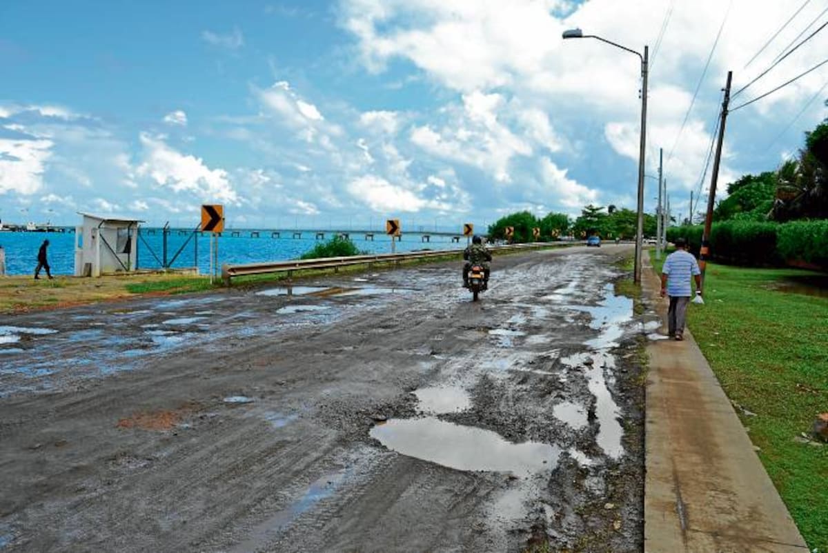 Hay tramos de la carretera por donde el asfalto desapareció. La imagen captada es cerca del puerto petrolero y de la Infantería de Marina de Coveñas. FOTOS DEIBYS PALOMINO/EL UNIVERSAL