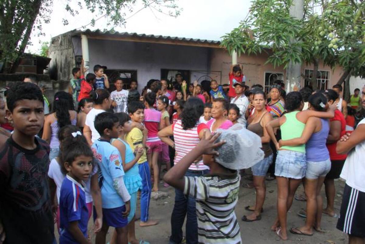 Mujer se desploma y cae sobre su nieto, asfixiándolo. Cortesía