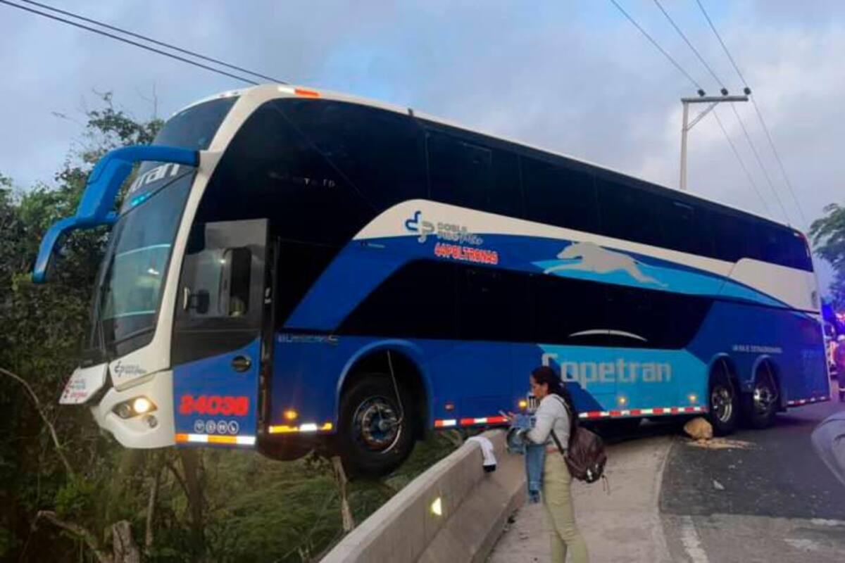 (Video) ¡Qué susto! Bus con pasajeros estuvo a punto de irse a un abismo