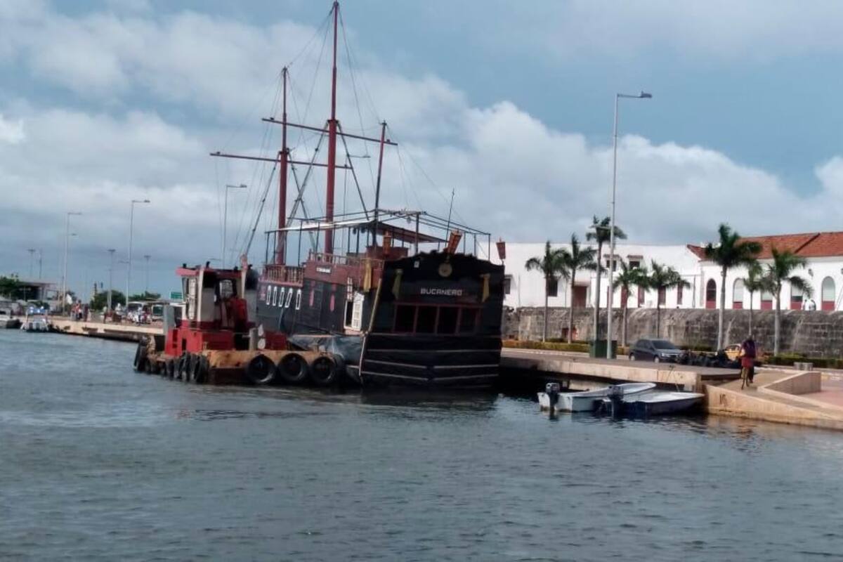 Galeón Bucanero fue remolcado hasta un astillero