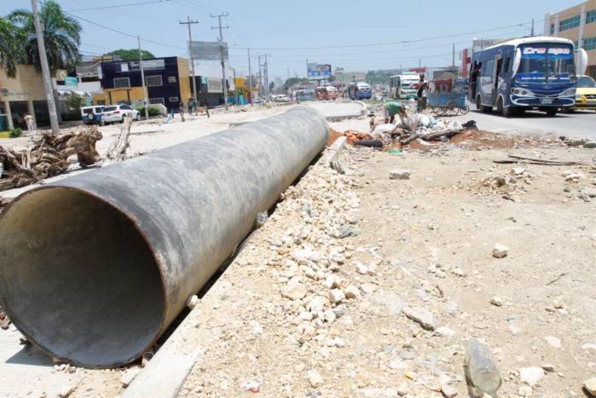 Los frentes de trabajo paralizados del tramo de Transcaribe en Bazurto se han convertido en botaderos de basura y escombro. AROLDO MESTE ALCÁNTARA - EL UNIVERSAL