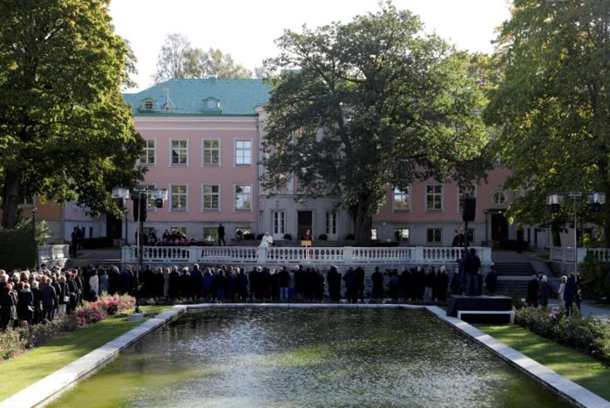 Una vista de la Rosaleda del Palacio Presidencial mientras el Papa Francisco escucha a la Presidenta de Estonia Kersti Kaljulaid, pronunciando su discurso durante la reunión con las autoridades civiles, la sociedad civil y el cuerpo diplomático, en Tallin. AP Andrew Medichini