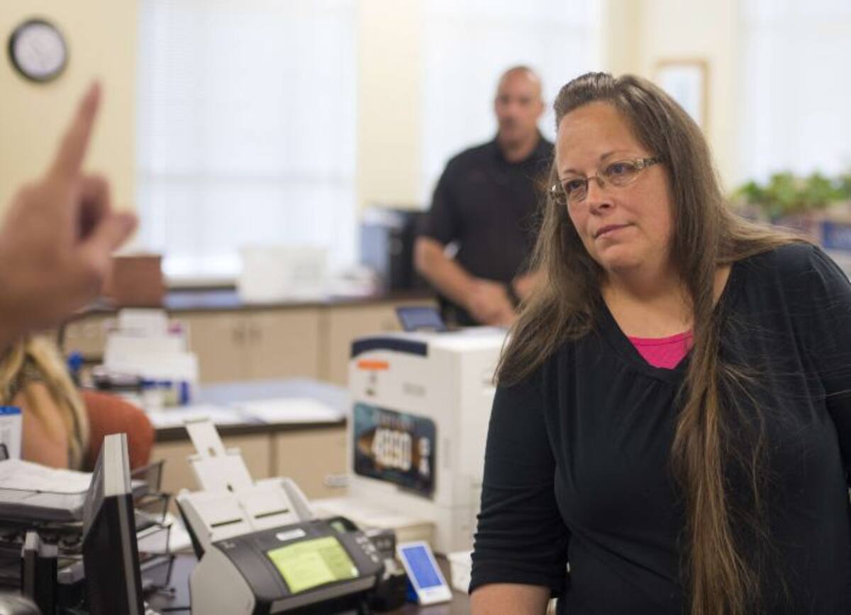 Kim Davis, secretaria del condado de Rowan, en Kentucky, se negó a expedir licencias a matrimonios de parejas gay. AFP Ty Wright