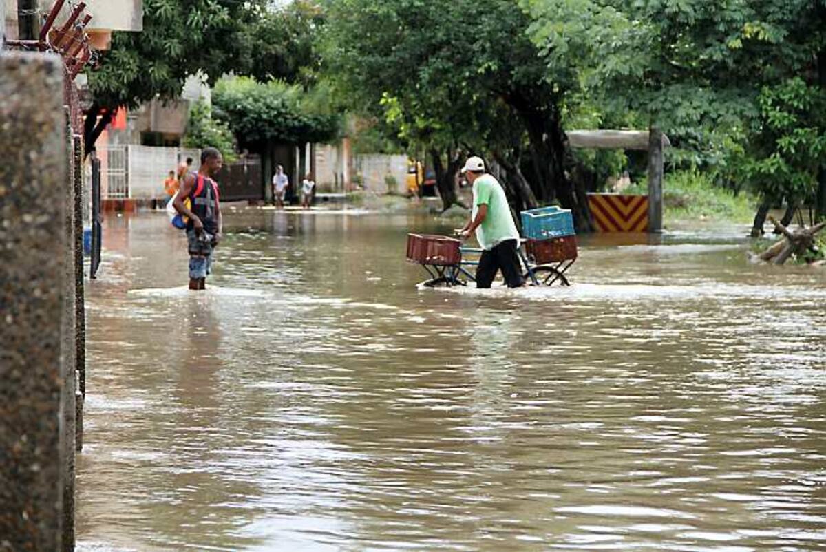 Inundaciones presentadas el martes en la ciudad. En la imagen aparece un sector del barrio Las Palmeras. Oscar Díaz/El Universal