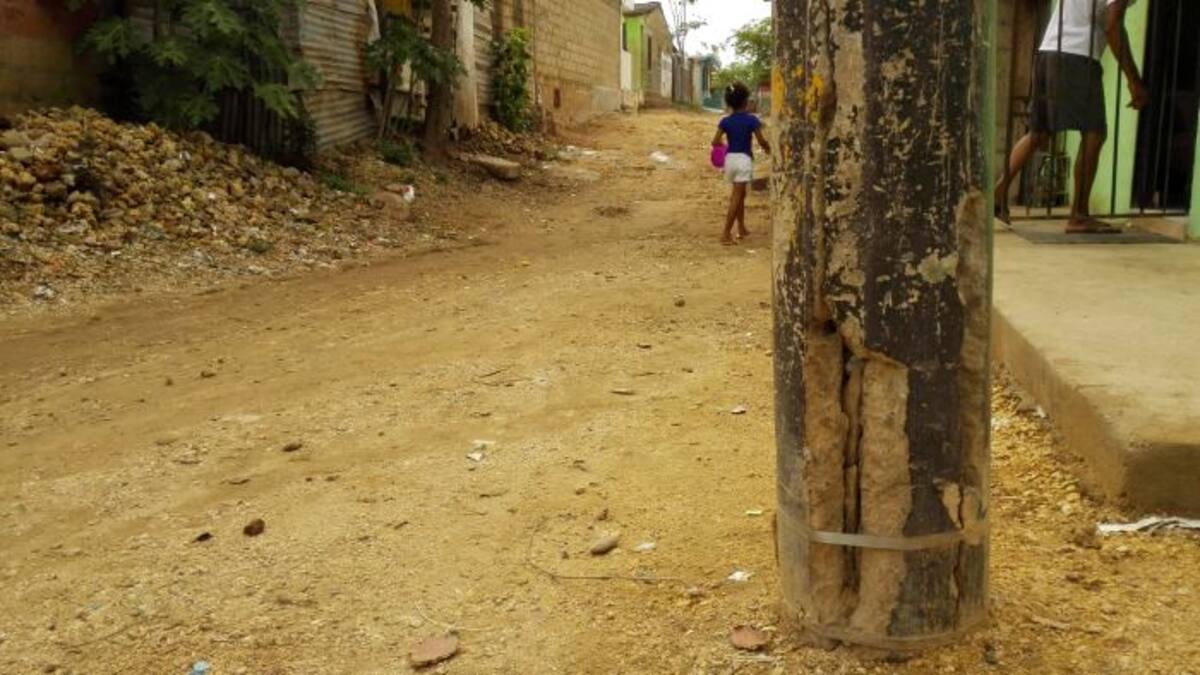 La queja de la comunidad es porque de no cambiarse los postes de energía podría ocurrir una tragedia y por eso le hacen el llamado urgente a Electricaribe para que inicie de manera urgente sus reemplazos. Atilano Meza/ El Universal