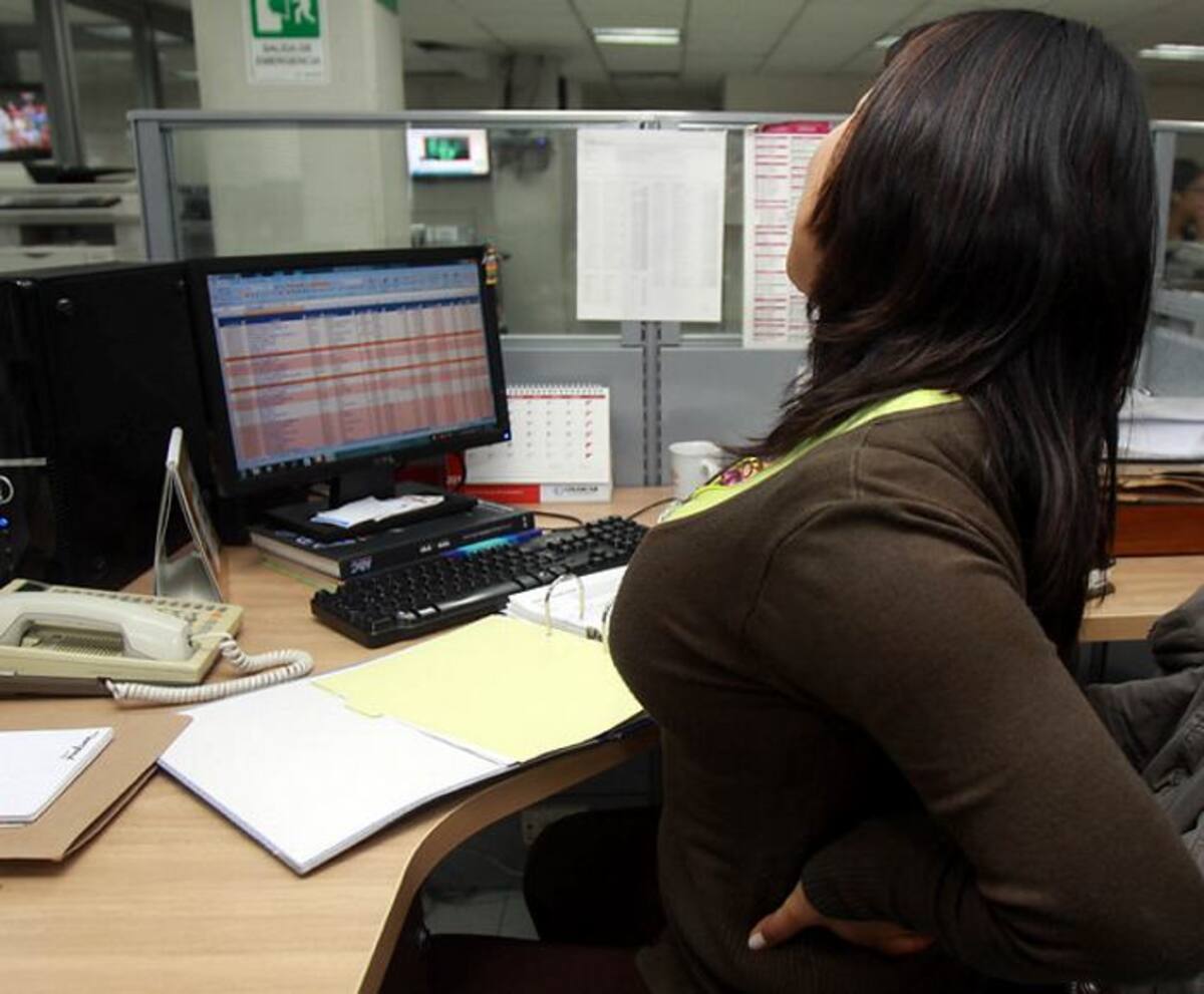 El síndrome del túnel del carpo y las lesiones en la espalda, son dos problemas graves en Colombia y afectan la salud de quienes trabajan con el computador y los dispositivos móviles. COLPRENSA