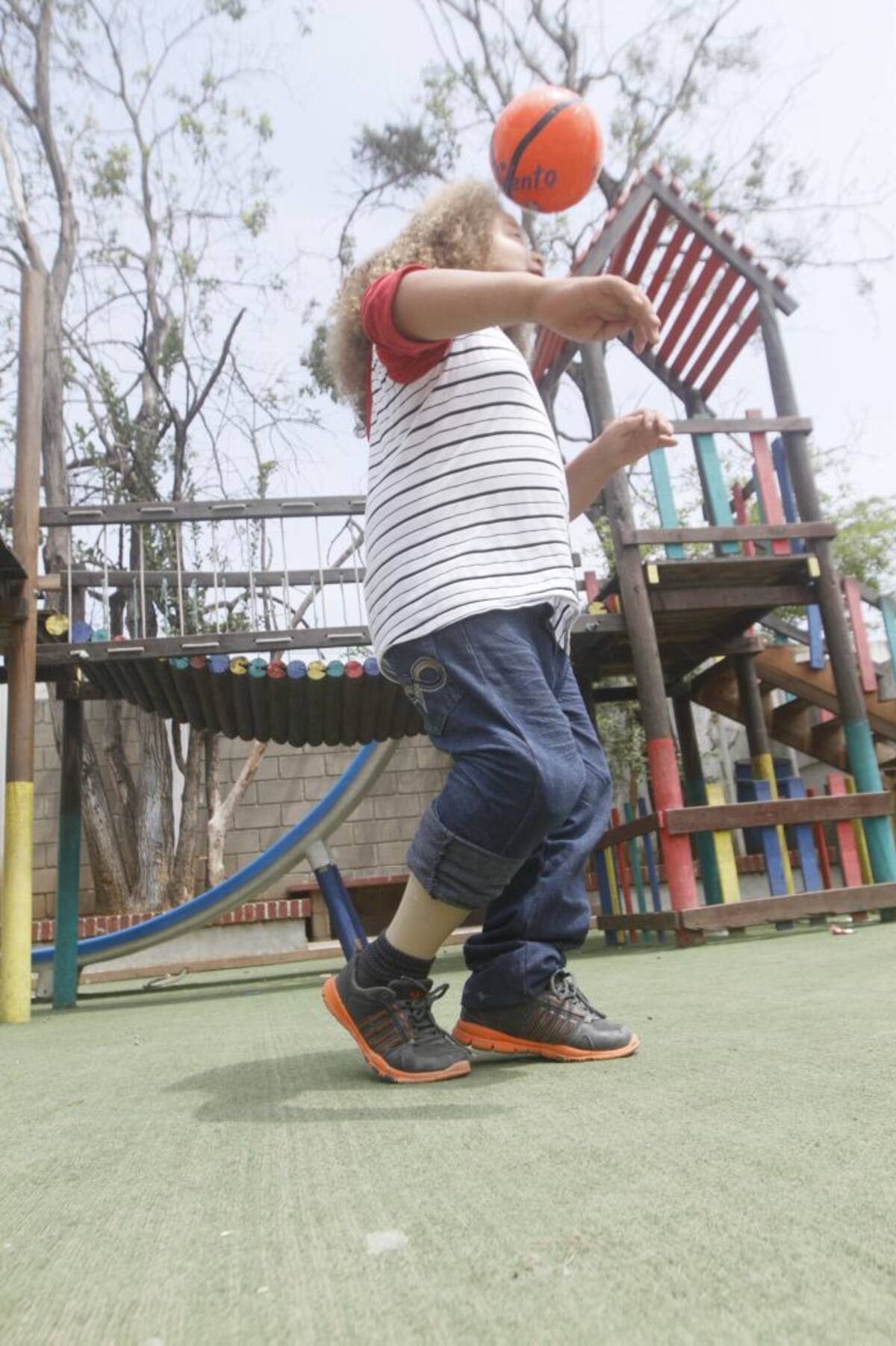 Jesús ha asistido por 9 años a sesiones de rehabilitación, fisioterapia, terapia ocupacional y sicología, entre otras. Julio Castaño - El Universal