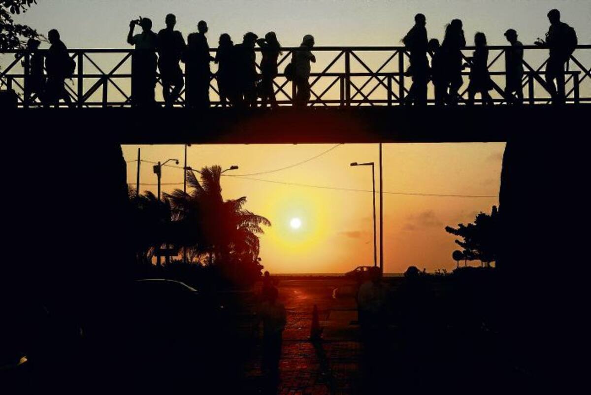 Recorrer las murallas cuando cae el sol es uno de los planes preferidos por todos. JULIO CASTAÑO - EL UNIVERSAL