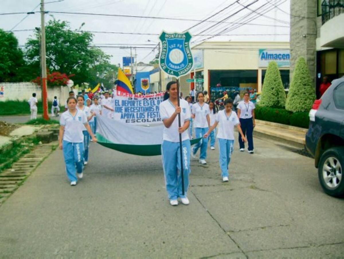 Delegación del colegio Sagrada Familia con su madrina durante el acto inaugural de ayer de los Festivales Escolares en Montería. JUAN FABRA/EL UNIVERSAL