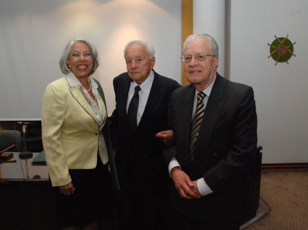 Manuela Berrocal Revueltas, Hernando Groot Lievano, exministro y expresidente de la Academia y el doctor Fernando Sánchez Torres, presidente de la Academia Nacional de Medicina.