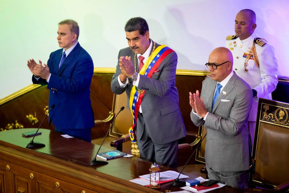 Maduro autoriza expulsión de militares implicados en planes conspirativos