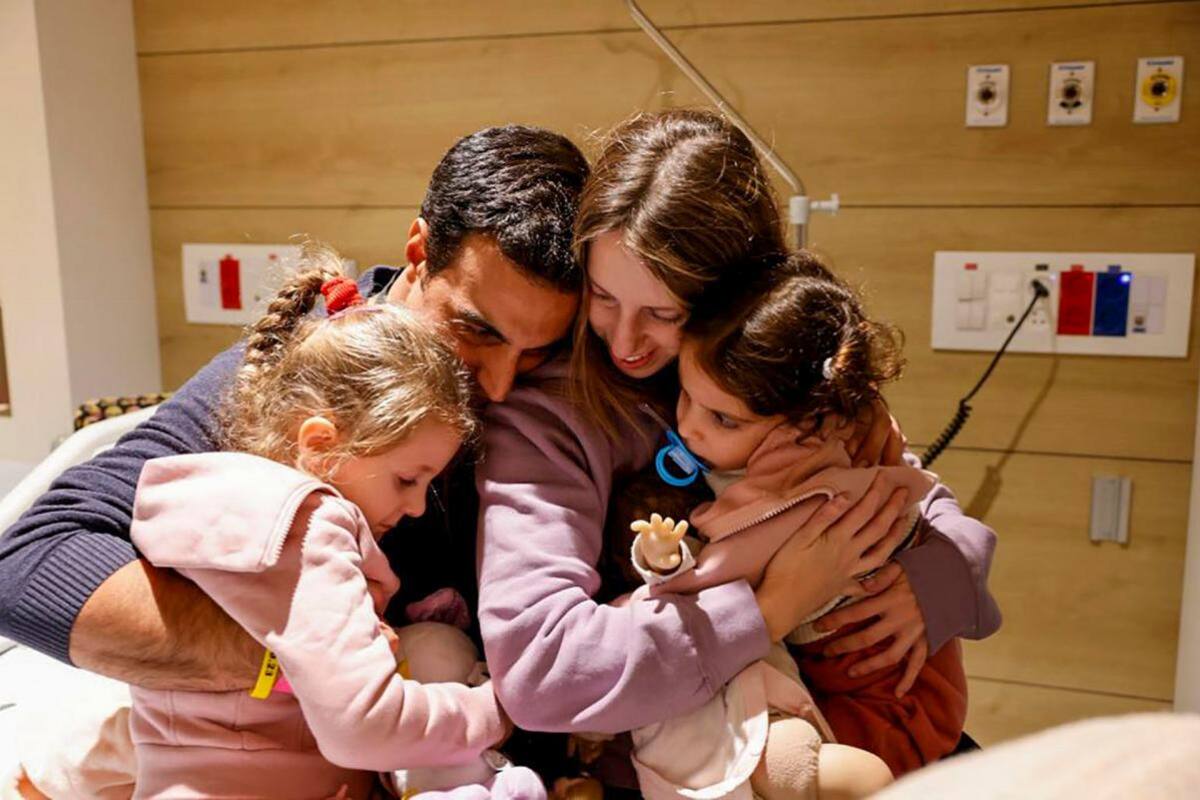 Mujeres y niños israelíes liberados por Hamás se reencuentran con sus familias