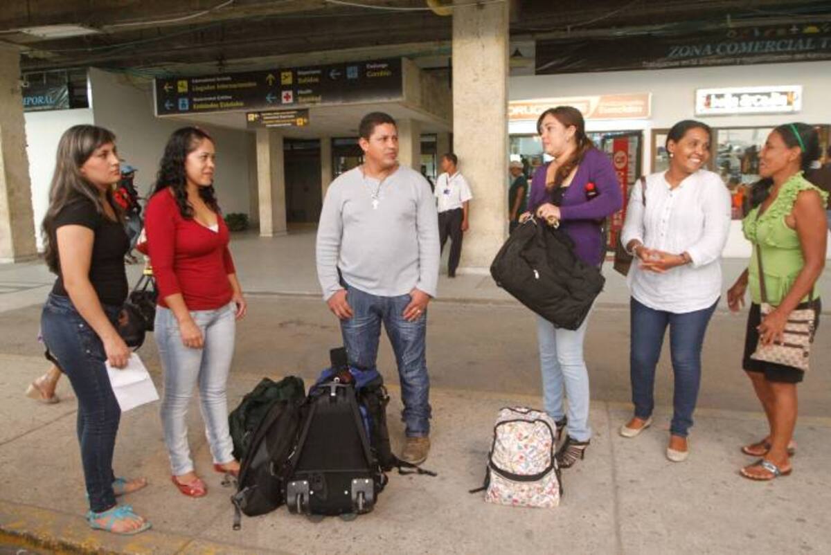 Pasajeros de Viva Colombia que se quejaron en el aeropuerto de Cartagena. JULIO CASTAÑO - EL UNIVERSAL