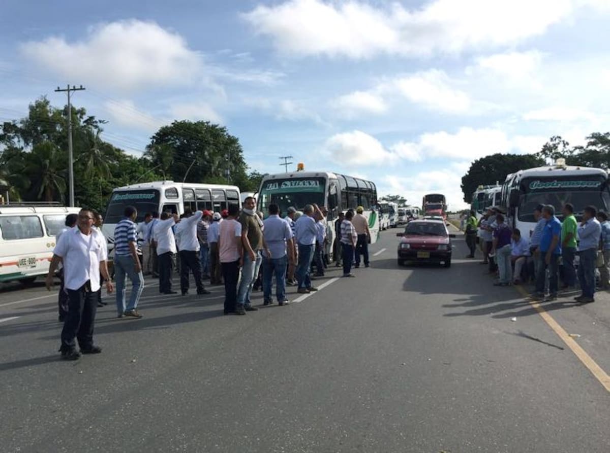 Los transportadores de Corozal y municipios vecinos rechazaron el aumento en la tarifa del peaje Las Flores. cortesía.