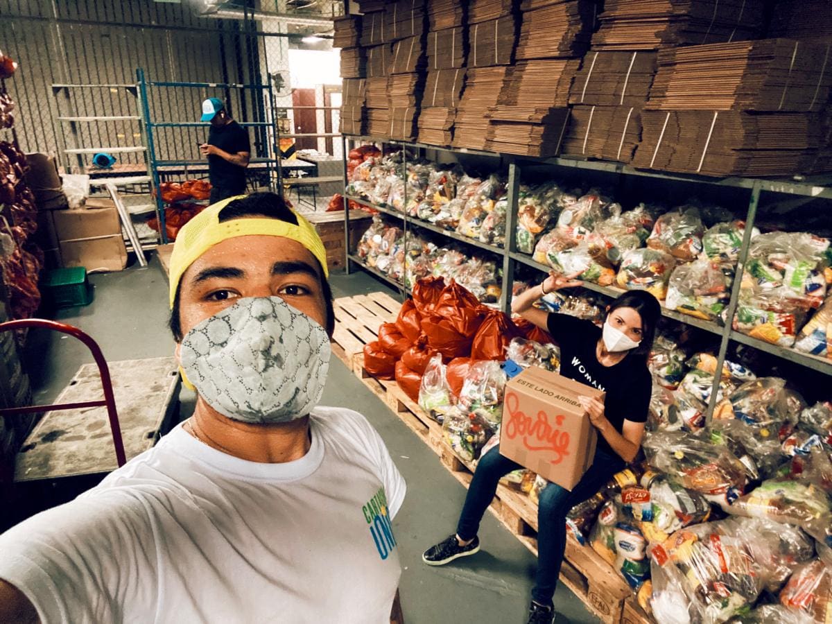 Marion.Ve es voluntario de Cartagena Unida, iniciativa ciudadana que donó miles de mercados en medio de la pandemia. Aquí, junto a Catalina Araújo, líder de Cartagena Unida.//Foto: Cortesía.