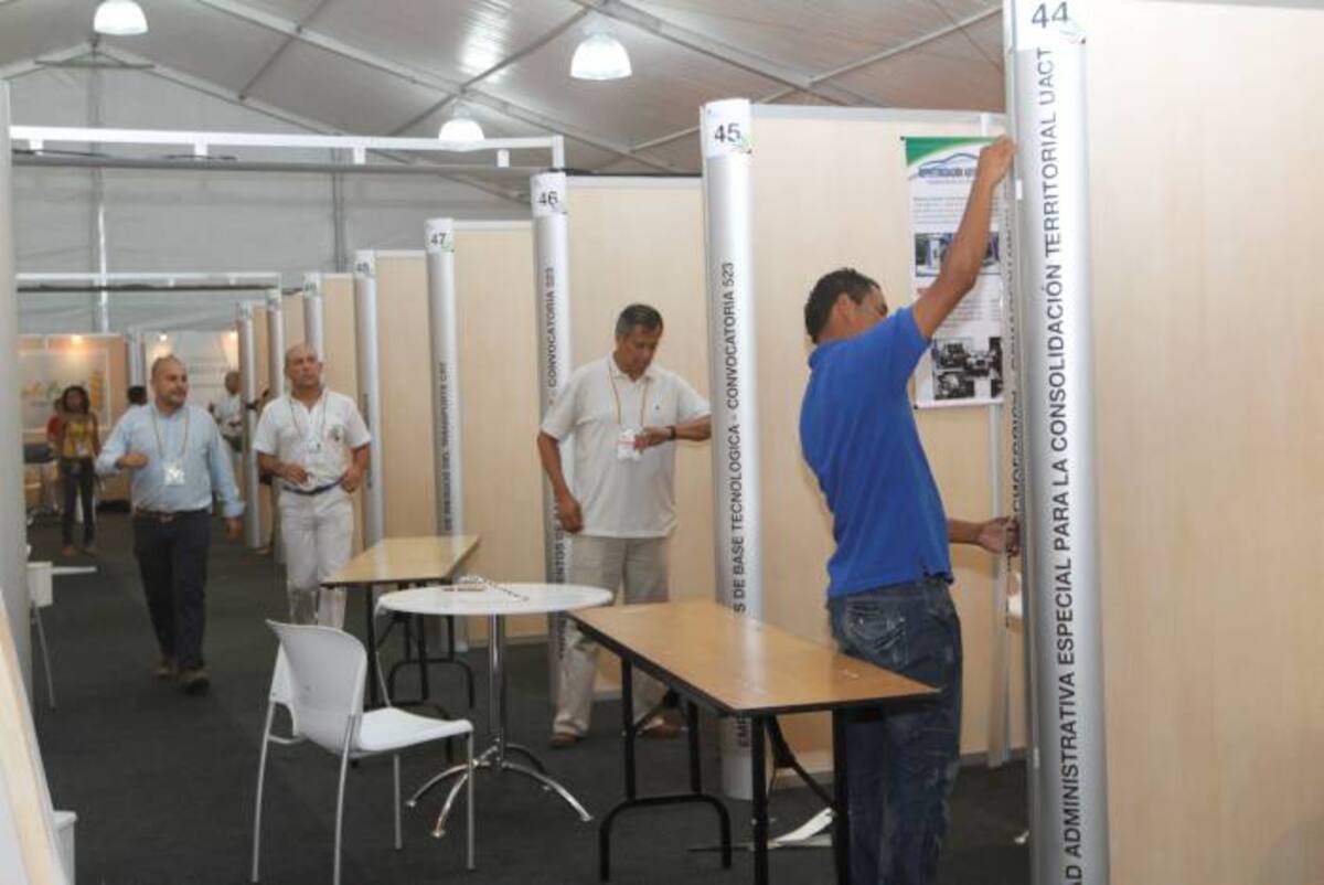 Ayer en la tarde terminó la adecuación de los stands en los que se expondrán los 36 proyectos de tecnología e innovación que participan en la VI Competencia Talento e Innovación. Estos proyectos fueron escogidos entre más de 1.800 que se presentaron en los últimos nueve meses. JULIO CASTAÑO BELTRÁN - EL UNIVERSAL
